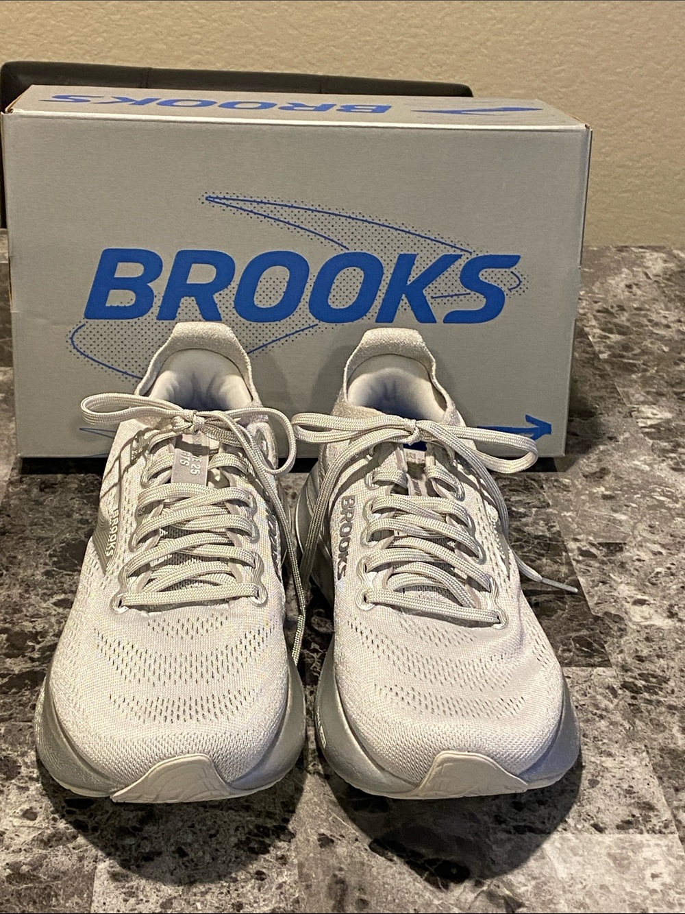 Brooks Adrenaline GTS 25. Silver Anniversary Edition, Size 8 - Picture 3 of 9